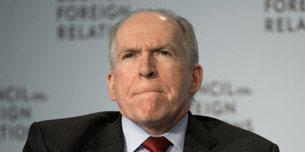 John Brennan kneift die Lippen zusammen John Brennan kneift die Lippen zusammen