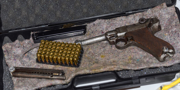 Eine Mauser-Pistole mit Munition Eine Mauser-Pistole mit Munition