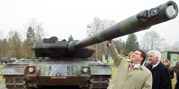 Sigmar Gabriel mit der Hand am Rohr eines Leopard-2-Panzers Sigmar Gabriel mit der Hand am Rohr eines Leopard-2-Panzers
