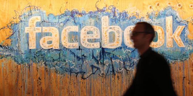 Das Facebooklogo in der Unternehmenszentrale Das Facebooklogo in der Unternehmenszentrale