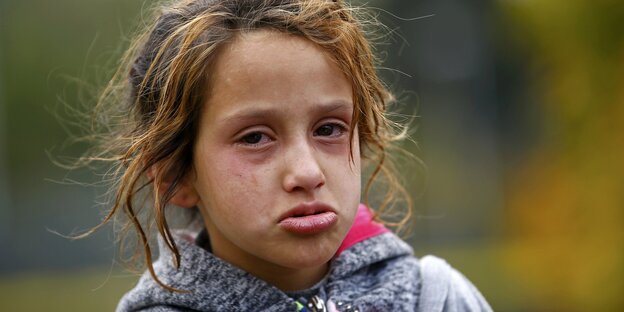 Flüchtlingskind in Slowenien nach einem Polizeieinsatz mit Pfefferspray. Flüchtlingskind in Slowenien nach einem Polizeieinsatz mit Pfefferspray.