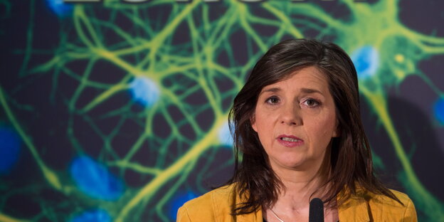 Katrin Göring-Eckardt vor dem Bild eines neuronalen Netzwerkes Katrin Göring-Eckardt vor dem Bild eines neuronalen Netzwerkes