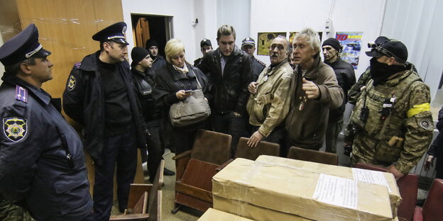 In Mariupol blockieren Menschen den Druck von Wahlzetteln. In Mariupol blockieren Menschen den Druck von Wahlzetteln.