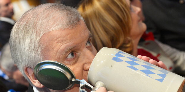 Horst Seehofer mit Bierkrug