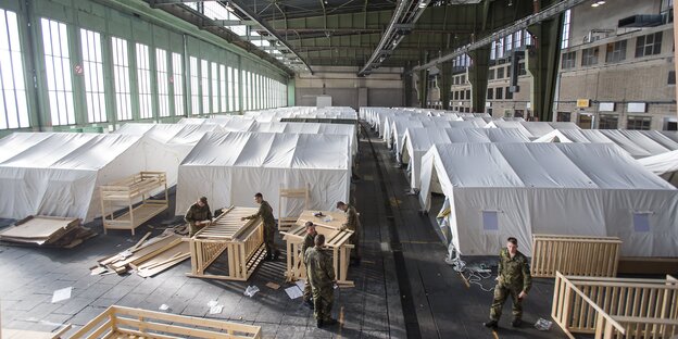 Zelte im Ex-Flughafen Tempelhof Zelte im Ex-Flughafen Tempelhof