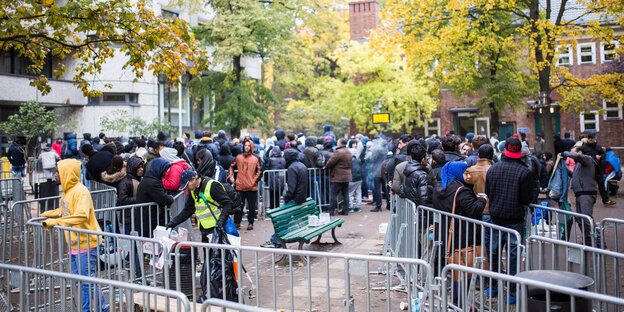 Flüchtlinge warten am Berliner Landesamt für Gesundheit und Soziales Flüchtlinge warten am Berliner Landesamt für Gesundheit und Soziales
