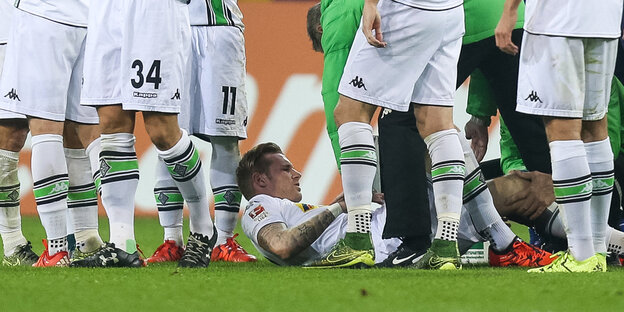 Mönchengladbachs André Hahn liegt verletzt am Boden. Mönchengladbachs André Hahn liegt verletzt am Boden.