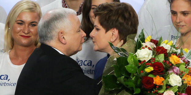 Neues polnisches Traumpaar; PiS-Chef Kaczynski und die künftige Ministerpräsidentin Beata Szydlo nach dem Wahlsieg Neues polnisches Traumpaar; PiS-Chef Kaczynski und die künftige Ministerpräsidentin Beata Szydlo nach dem Wahlsieg