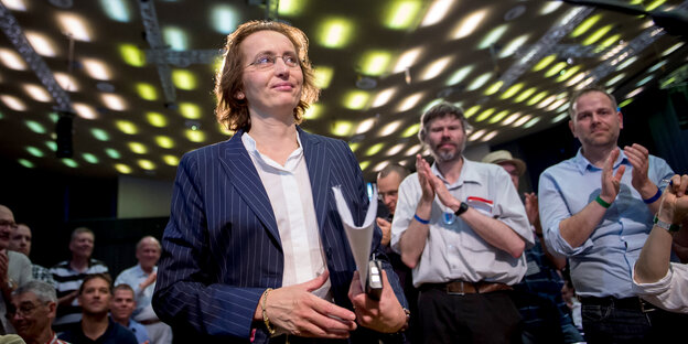 AfD-Politikerin von Storch läuft durch eine Halle AfD-Politikerin von Storch läuft durch eine Halle