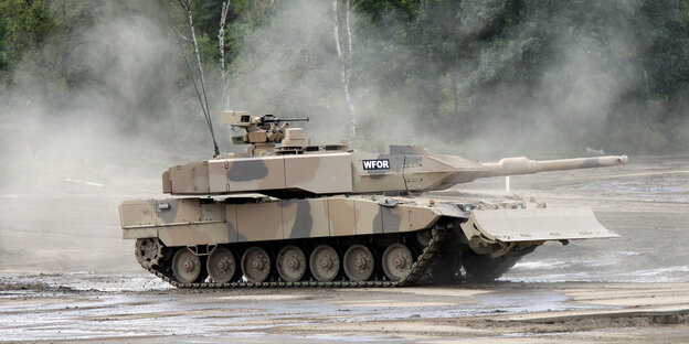 Ein Panzer fährt über einen Übungsplatz. Ein Panzer fährt über einen Übungsplatz.