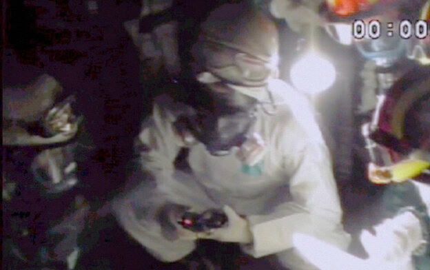Feuerwehrleute mit Masken unterhalten sich während des Einsatzes in Fukushima Feuerwehrleute mit Masken unterhalten sich während des Einsatzes in Fukushima