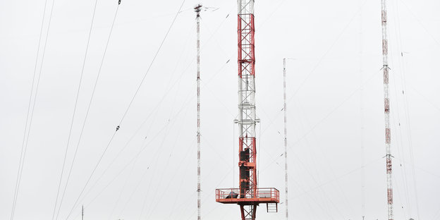 Ein Sendemast vor grauem Himmel. Ein Sendemast vor grauem Himmel.