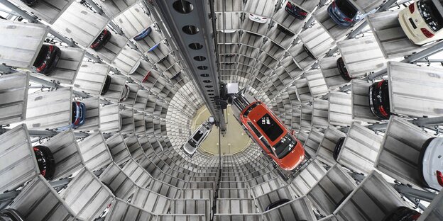 Ein VW wird in den Auslieferungsturm in Wolfsburg geladen. Ein VW wird in den Auslieferungsturm in Wolfsburg geladen.