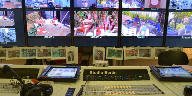 Viele Bildschirme und Technik in der Schaltzentrale Viele Bildschirme und Technik in der Schaltzentrale