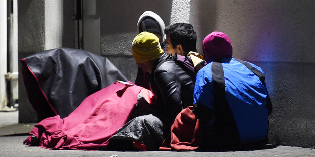 Flüchtlinge vor der Landeserstaufnahmeeinrichtung in Karlsruhe. Flüchtlinge vor der Landeserstaufnahmeeinrichtung in Karlsruhe.