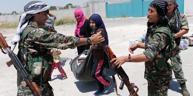 Frauen und Männer der Kurdenmiliz YPG in Tal Abjad Frauen und Männer der Kurdenmiliz YPG in Tal Abjad