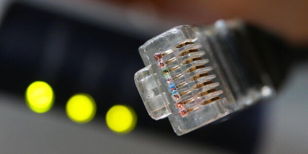 Ein DSL-Modem und ein Kabel. Ein DSL-Modem und ein Kabel.