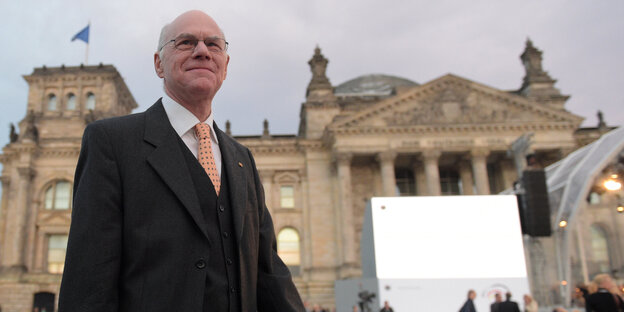 Norbert Lammert vor dem Bundestag