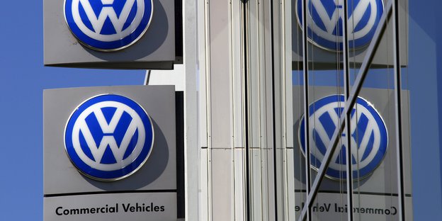 VW-Schilder an einem Gebäude