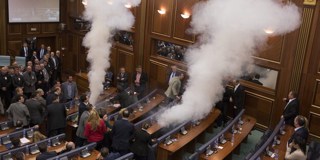 Tränengas im Parlament Tränengas im Parlament