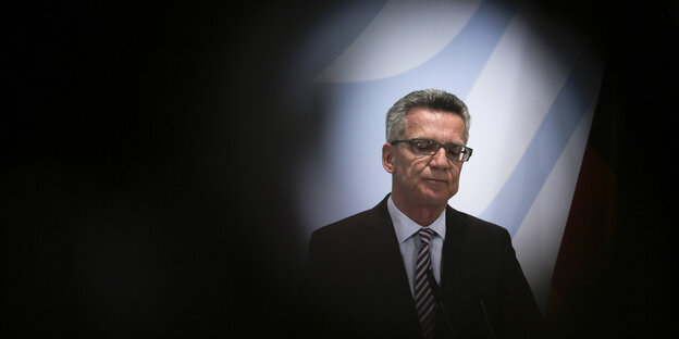 Thomas de Maizière von Schatten umrandet Thomas de Maizière von Schatten umrandet