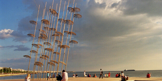 Die Regenschirm-Skulptur von Giorgos Zogolopoulos in Thessaloniki Die Regenschirm-Skulptur von Giorgos Zogolopoulos in Thessaloniki