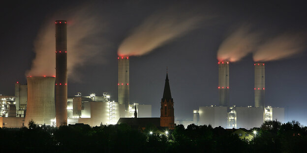 Kohlekraftwerke von RWE in der Nacht Kohlekraftwerke von RWE in der Nacht
