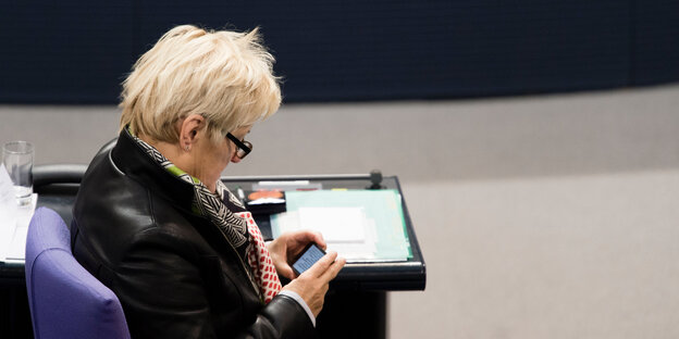 Renate Künast mit Smartphone im Bundestag Renate Künast mit Smartphone im Bundestag