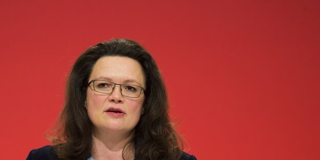 Andrea Nahles vor rotem Hintergrund Andrea Nahles vor rotem Hintergrund