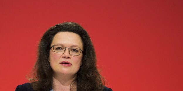 Andrea Nahles vor rotem Hintergrund