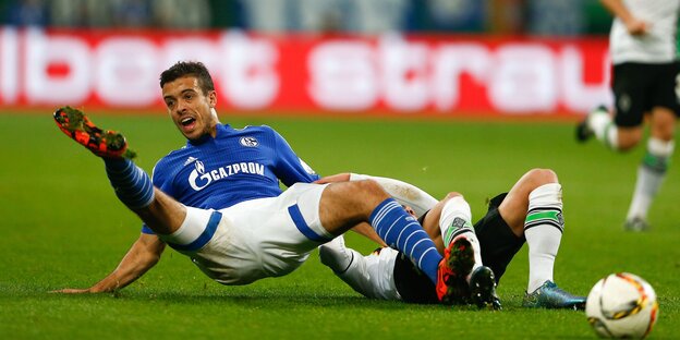 Schalke-Spieler Di Santo fällt hin. Schalke-Spieler Di Santo fällt hin.