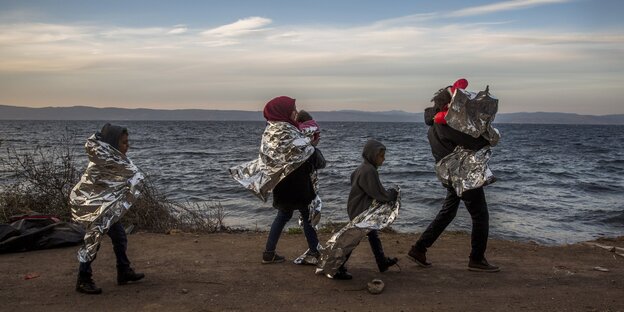 Eine syrische Familie am Strand von Lesbos. Eine syrische Familie am Strand von Lesbos.