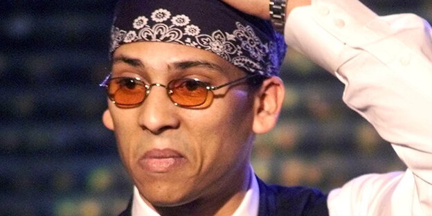 Xavier Naidoo mit Sonnenbrille und Tuch auf dem Kopf Xavier Naidoo mit Sonnenbrille und Tuch auf dem Kopf