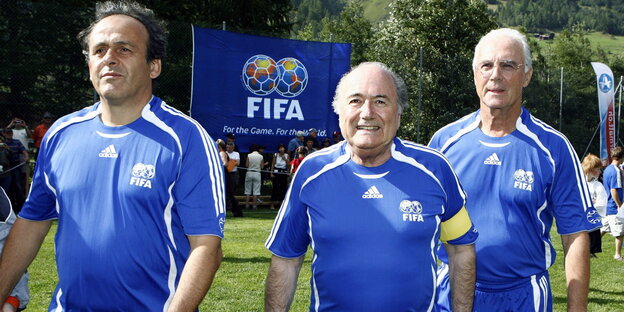 Platini, Blatter und Beckenbauer in kurzen Hosen. Platini, Blatter und Beckenbauer in kurzen Hosen.