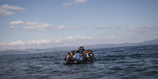 Flüchtlingsboot vor Lesbos Flüchtlingsboot vor Lesbos