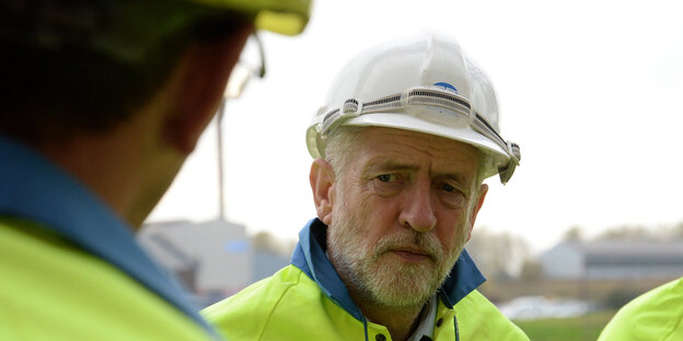 Jeremy Corbyn mit Helm Jeremy Corbyn mit Helm