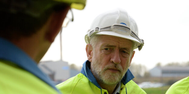 Jeremy Corbyn mit Helm