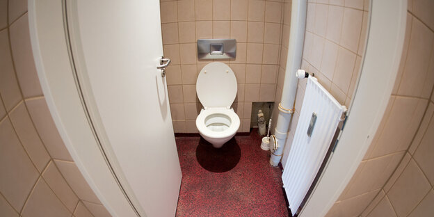 Eine Toilettenschüssel. Eine Toilettenschüssel.