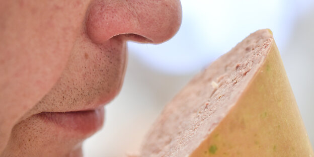 Mann riecht an Leberwurst Mann riecht an Leberwurst