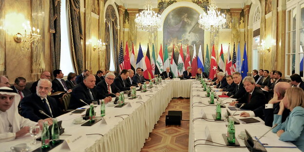 Diplomaten sitzen in Wien an einem langen Tisch. Diplomaten sitzen in Wien an einem langen Tisch.