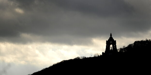 Das Kaiser-Wilhelm-Denkmal an der Porta Westfalica unter Wolkenhimmel Das Kaiser-Wilhelm-Denkmal an der Porta Westfalica unter Wolkenhimmel