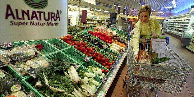 Gemüseregal in einem Alnatura-Supermarkt Gemüseregal in einem Alnatura-Supermarkt