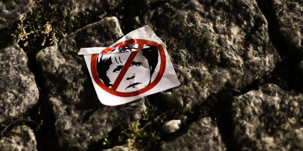 Anti-Merkel-Sticker auf einer Pegida-Demo. Anti-Merkel-Sticker auf einer Pegida-Demo.