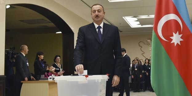 Präsident Ilham Aliyev beim Wählen Präsident Ilham Aliyev beim Wählen