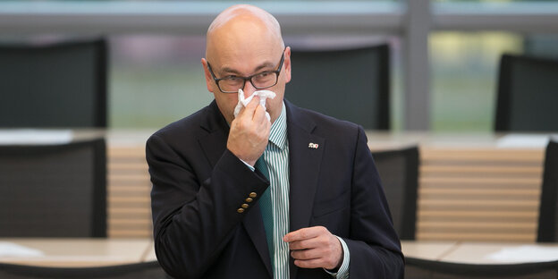 Mann mit Brille und ohne Haare schneuzt sich. Es ist Torsten Albig, SPD-Ministerpräsident von Schleswig-Holstein