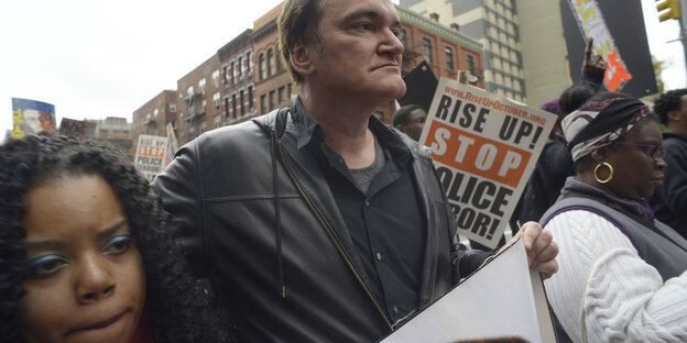 Demonstration in New York, in der Mitte ein weißer Mann in Lederjacke, Quentin Tarantino, links und rechts von ihm schwarze Frauen Demonstration in New York, in der Mitte ein weißer Mann in Lederjacke, Quentin Tarantino, links und rechts von ihm schwarze Frauen