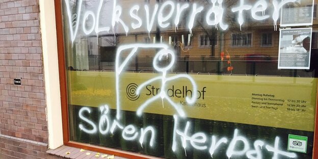 Ein Schaufenster, auf die Scheibe ist "Volksverräter Sören Herbst" geschmiert und ein Galgen mit einem Strichmännchen dran Ein Schaufenster, auf die Scheibe ist "Volksverräter Sören Herbst" geschmiert und ein Galgen mit einem Strichmännchen dran