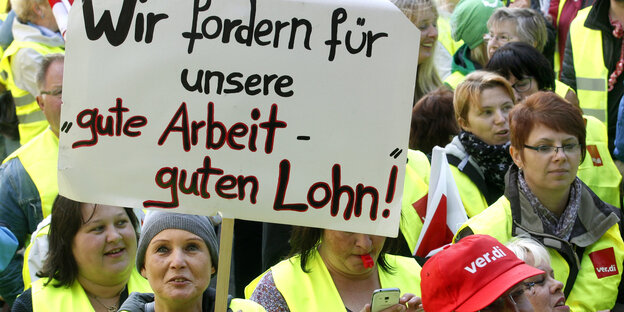 Mitarbeiter der Lebensmittelkette Real fordern auf einem Transparent "Gute Arbeit - guten Lohn". Mitarbeiter der Lebensmittelkette Real fordern auf einem Transparent "Gute Arbeit - guten Lohn".