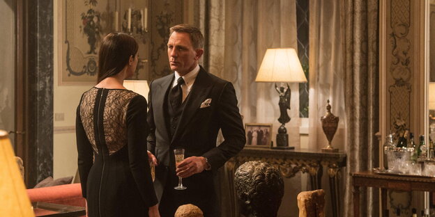 Daniel Craig mit Glas in der Hand und Monica Bellucci Daniel Craig mit Glas in der Hand und Monica Bellucci