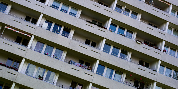 Die Fassade eines Wohnblocks in Hannover.